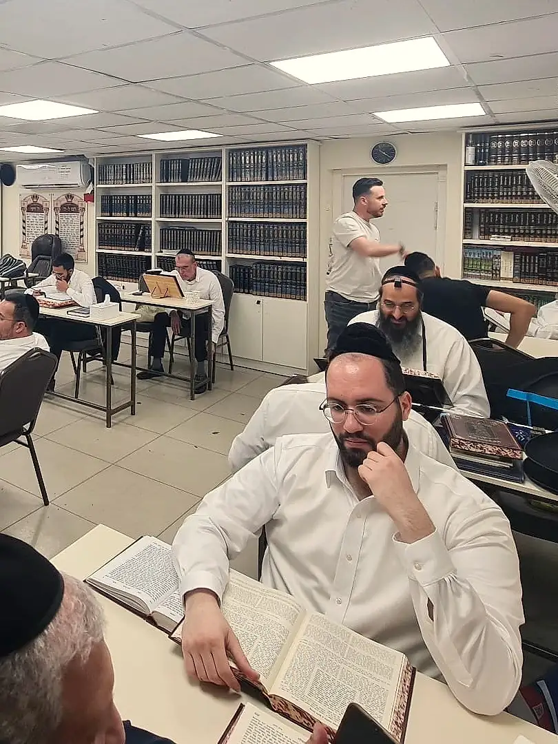 אברכים ולומדים בחברותא בבית המדרש אור ליעקב באשדוד